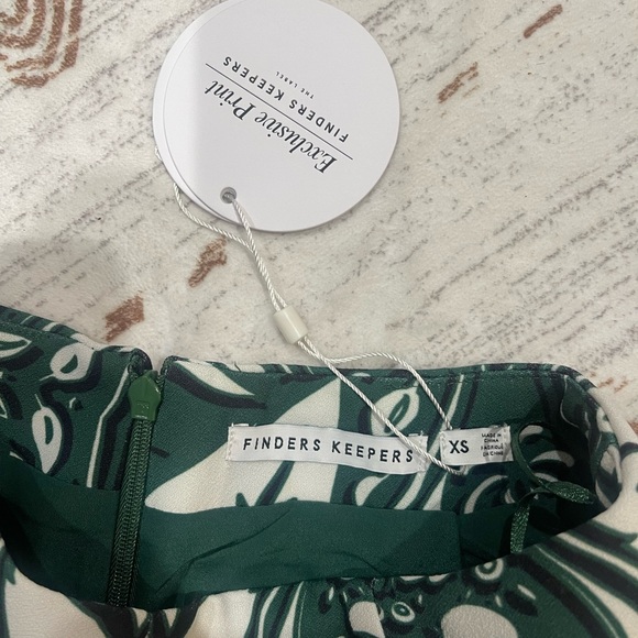 Finders Keepers 💚 High Waist Shorts in Green and White - Picture 4 of 4